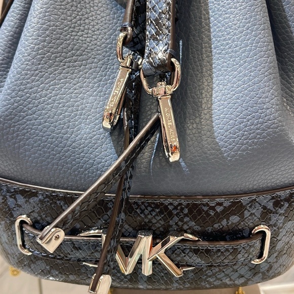 MICHAEL KORS 
Reed Md Pebbled Leather Belted Bucket Messenger Satchel Crossbody - Picture 16 of 16